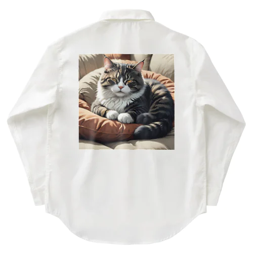 ソファのクッションの上で眠る猫 Work Shirt