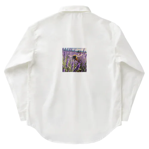 ラベンダーの花の中で忙しく働くミツバチ Work Shirt