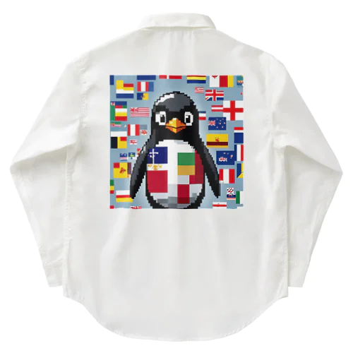 ペンギンが様々な国の国旗を背景にしています！ ワークシャツ
