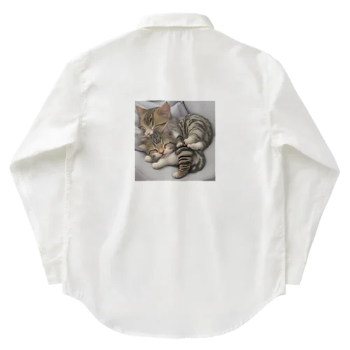  寝ているかわいいこ猫 Work Shirt