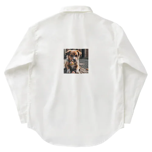 外でおもちゃを噛んでいる犬 dog out  Work Shirt