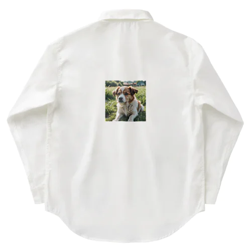 草むらで斜めを見つめる犬 dog looking for the anywhere Work Shirt