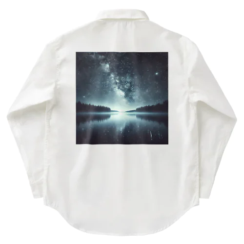 静かな湖に輝く星々が織りなす幻想的な光景 Work Shirt