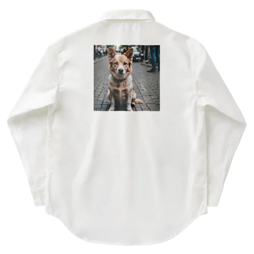 パワフルとは対照的な風貌を持つ可愛らしい犬がカメラ目線！ Work Shirt