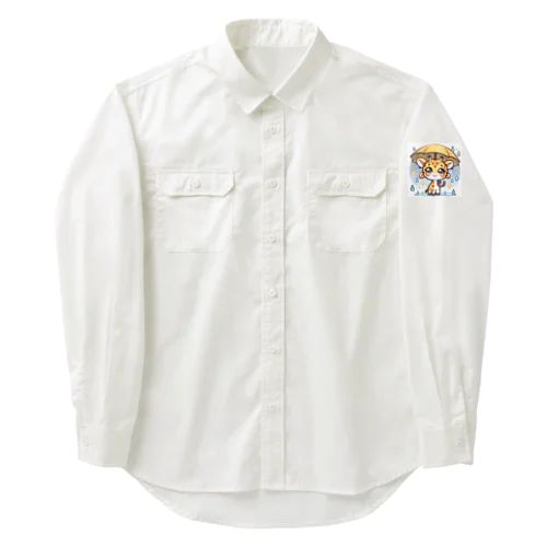 小雨の中で傘を持つ楽しそうなキリン。 Work Shirt