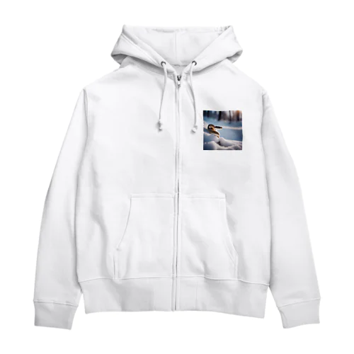 美しい雪景色の中を這いずりながら喜んでいる蛇 Zip Hoodie