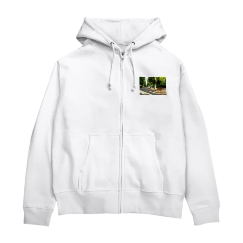 フレンチ風公園でゆっくり休憩しましょう Zip Hoodie