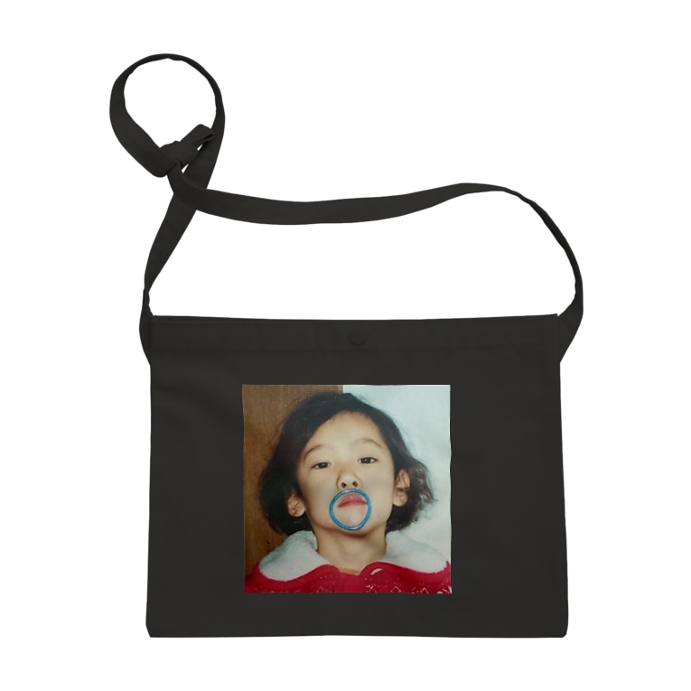 小島ふかせの幼少期です 小島ふかせ画伯のボッタクリ商売 Fukaseee のサコッシュ通販 Suzuri スズリ 小島ふかせの幼少期です 小島ふかせ画伯のボッタクリ商売 Fukaseee のサコッシュ通販 Suzuri スズリ